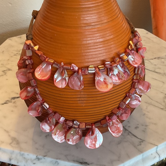Elegant Pink Shell Necklace - Picture 3 of 4